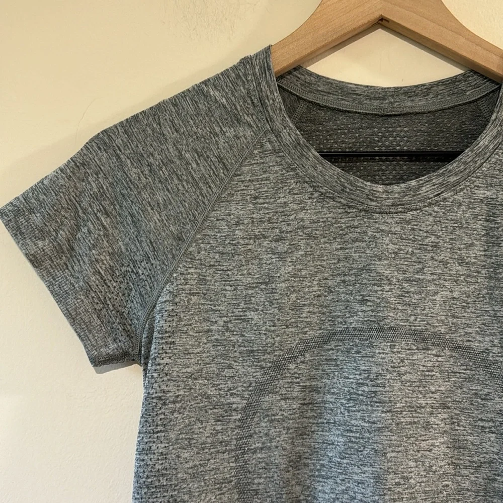Lululemon‎ Gray Swiftly Tee Size 6 - Short Sleeve 2.0